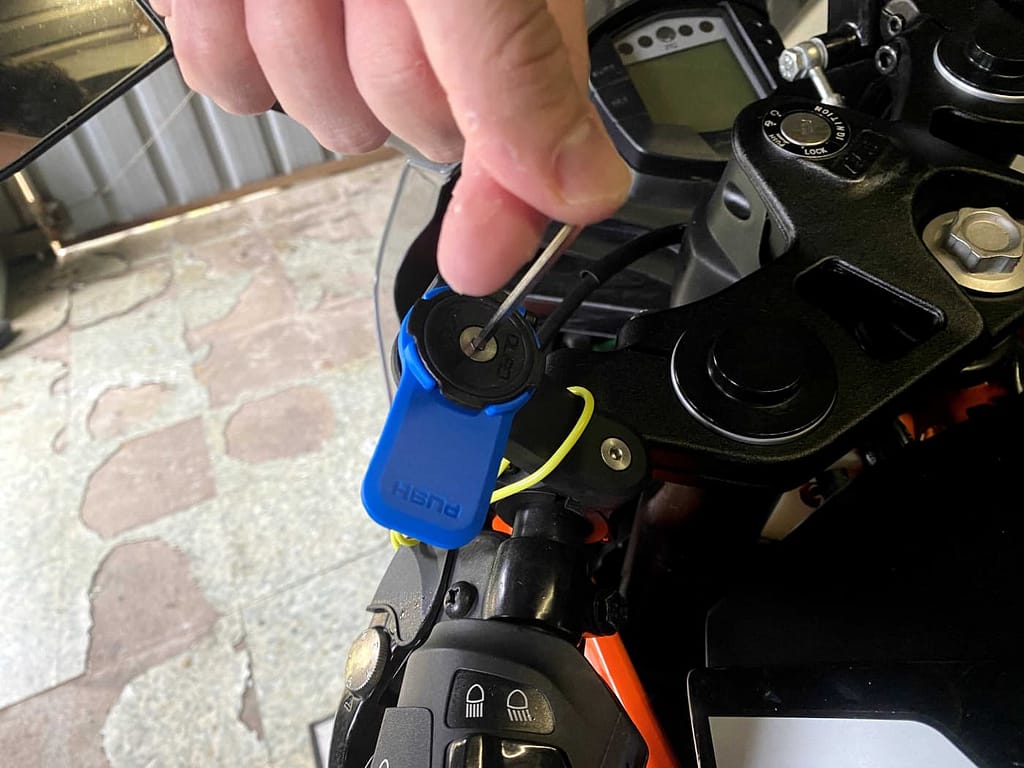 Fitting the Quad Lock to the motorcycle handelbars